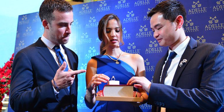 Director-International Business GemEx, Justin Wagner, Aktris Nia Ramadhani, Michael Surya, CEO Adelle Jewellery, dalam acara pembukaan Adelle Jewellery di Plaza Indonesia (16/8/2019).