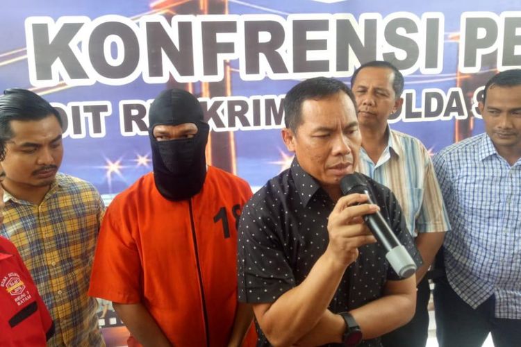 Sumarlin alias Marlin (35) pelaku pembunuhan Kopda ZE anggota Komando Pembinaan Doktrin, Pendidikan dan Latihan TNI Angkatan Darat (KODIKLATAD) Martapura -Baturaja, ketika berada di Polda Sumsel, Sabtu (2/2/2019).