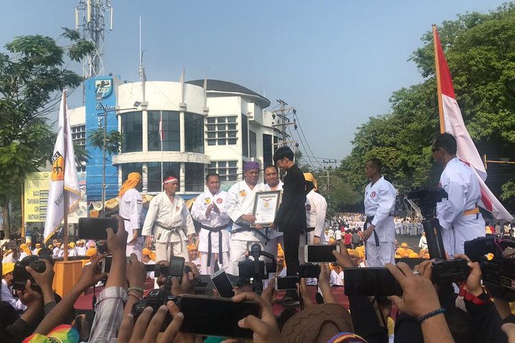 Gubernur Kalimantan Selatan, Sahbirin Noor, menerima penghargaan dari Muri soal pemecahan rekor karateka di Banjarmasin, 8 September 2019.