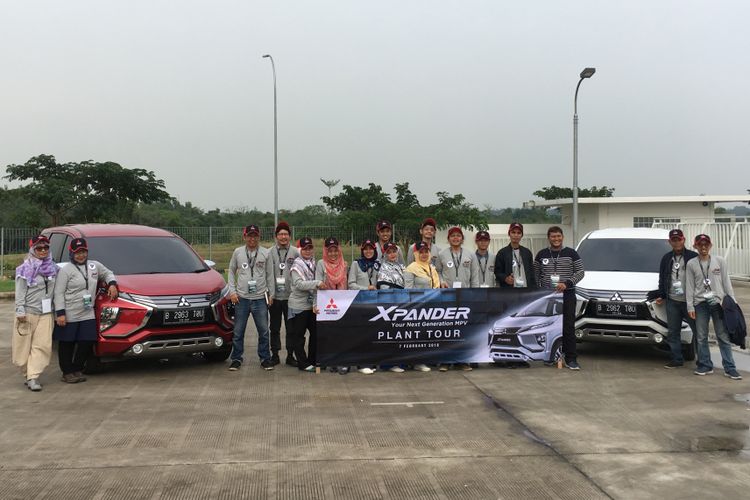 Blogger dalam acara kunjungan pabrik dan test drive Xpander.