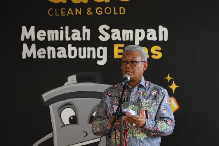 Wali Kota Jakarta Utara Syamsuddin Lologau meresmikan Bank Sampah Wijaya Kusumadi kawasan Kelapa Gading, Jakarta Utara, Kamis (4/4/2019). 