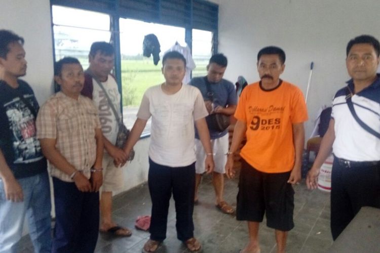 Polisi dari Polsek Blora, Jawa Tengah, menangkap tiga pelaku perjudian di sebuah gudang di kompleks Terminal Gagak Rimang Blora.