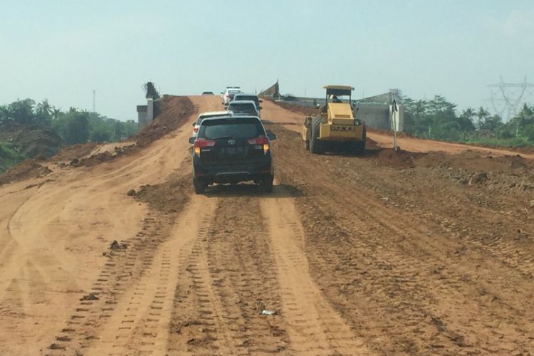 Permukaan jalan yang masih berupa tanah merah pada pekerjaan Paket 3 Tol Pemalang-Batang, Sabtu (26/5/2018).