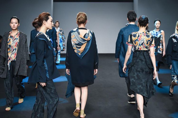 Sejumlah koleksi busana label Bateeq bertema Kelir ketika dipamerkan pada Seoul Fashion Kode 2018.
