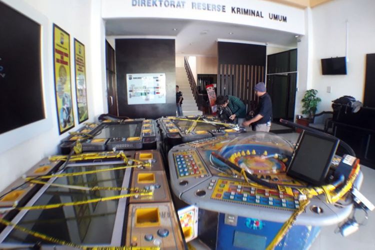 Barang bukti mesin ketangkasan Gelanggang Permainan Elektronik yang diamankan dari lokasi ketangkasan samping BCS Mall, Lubuk Baja, Batam, Kepulauan Riau.