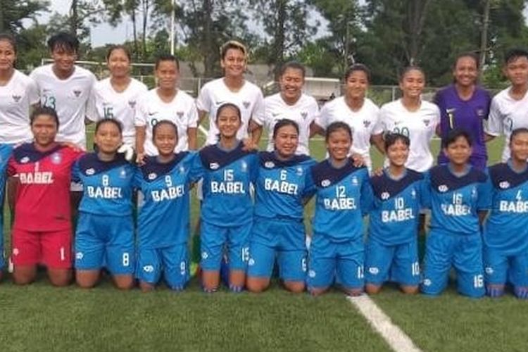 Tim nasional putri Indonesia (putih, atas) saat beruji coba dengan tim putri dari Bangka Belitung di Sawangan, Depok, Selasa (19/3/2019).