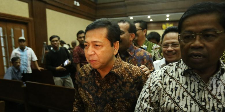 Ketua DPR Setya Novanto (kedua dari kanan) meninggalkan ruang persidangan usai bersaksi di persidangan kasus dugaan korupsi e-KTP, di Pengadilan Tipikor Jakarta, Jumat (3/11/2017). Hari ini, Novanto hadir menjadi saksi untuk terdakwa pengusaha Andi Agustinus alias Andi Narogong