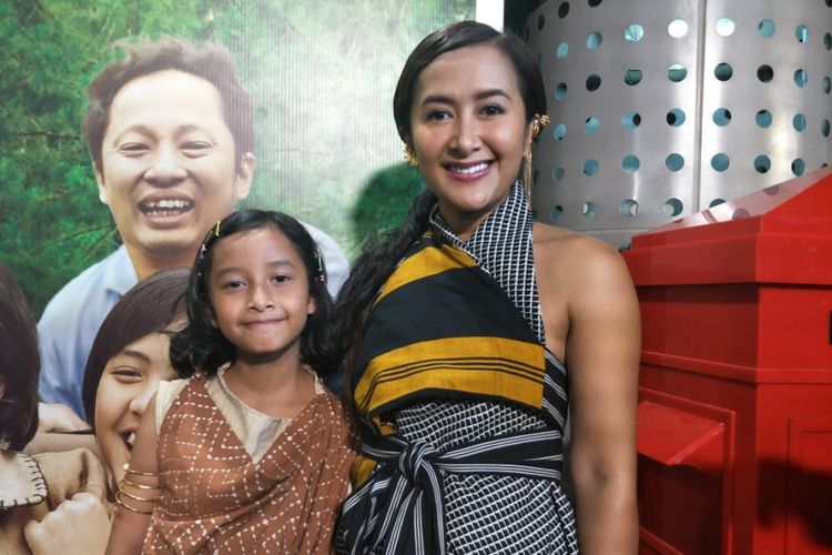 Widi Mulia bersama anaknya, Widuri Putri Sasono, dalam jumpa pers film Keluarga Cemara di Epicentrum Walk XXI, Kuningan, Jakarta Selatan, Kamis (20/12/2018).