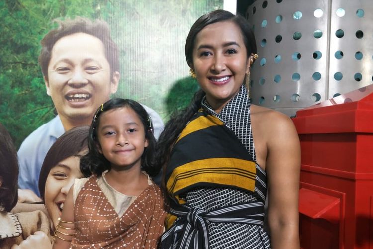 Widi Mulia bersama anaknya Widuri Putri Sasono dalam jumpa pers film Keluarga Cemara di XXI Epicentrum, Kuningan, Jakarta Selatan, Kamis (20/12/2018).