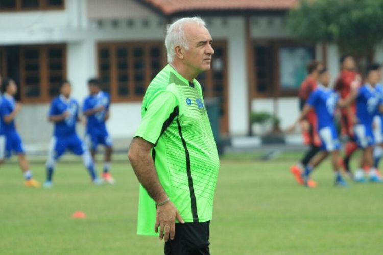 Pelatih baru Persib, Mario Gomez saat memimpin sesi latihan sore Persib di Lapangan Sesko AD, Jalan Gatot Subroto, Rabu (13/12/2017).