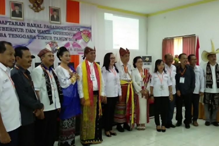 Benny Kabur Harman dan Benny Litelnoni (berpakaian adat di tengah) mwndaftar ke Komisi Pemilihan Umum Provinsi Nusa Tenggara Timur sebagai bakal calon gubernur dan wakil gubernur NTT, Senin (8/1/2018).