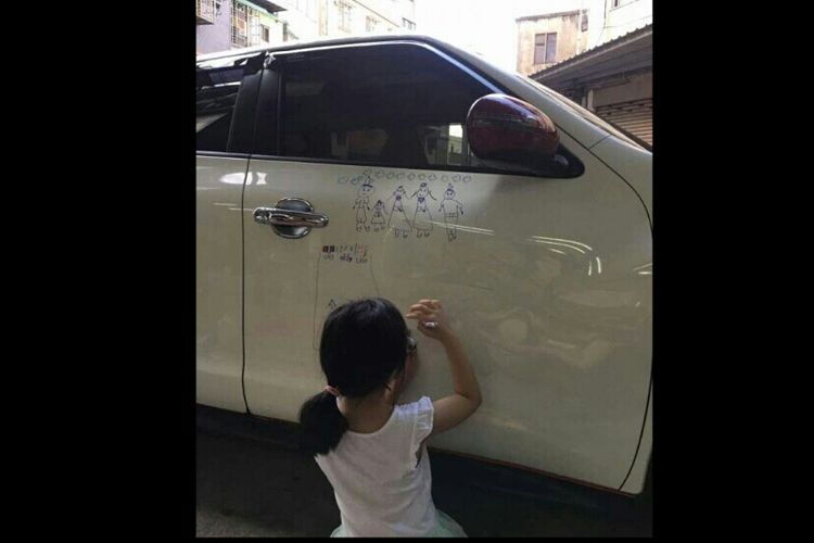 Seorang anak perempuan di Taiwan yang dibolehkan ayahnya mencorat coret mobilnya. Objek yang digambar adalah seluruh anggota keluarganya, termasuk kakeknya yang sudah meninggal. 
