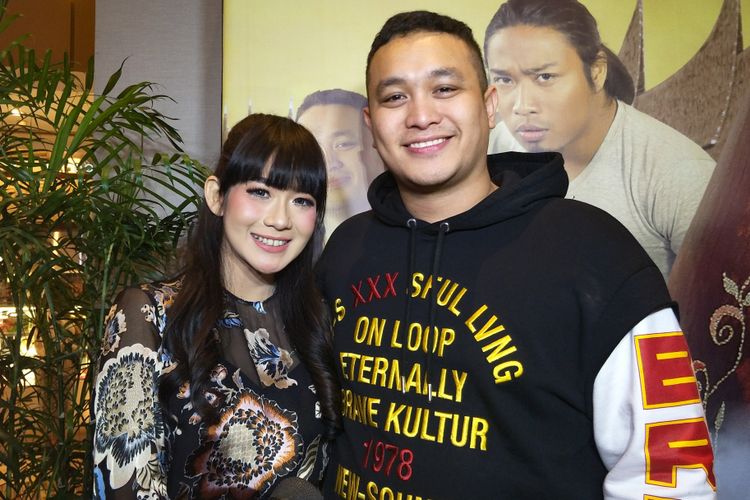Pembawa acara Gilang Dirga dan sang istri, Adiezty Fersa dalam pemutaran perdana film Liam dan Laila di XXI Epicentrum, Kuningan, Jakarta Selatan, Senin (1/10/2018).