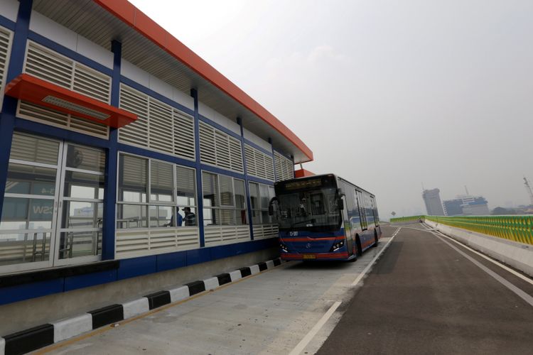 Bus transjakarta melintas di koridor 13 Cileduk - Tendean, Jakarta Selatan, Senin (14/8/2017). Layanan transjakarta koridor 13 mulai beroperasi hari ini, meskipun beberapa halte di koridor tersebut masih belum bisa difungsikan. KOMPAS IMAGES/KRISTIANTO PURNOMO