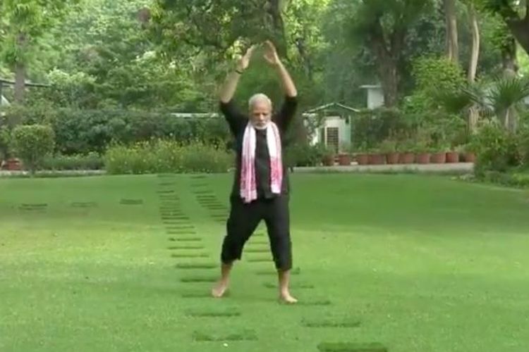 Perdana Menteri India, Narendra Modie, menunjukan aksinya saat mempraktikkan yoga