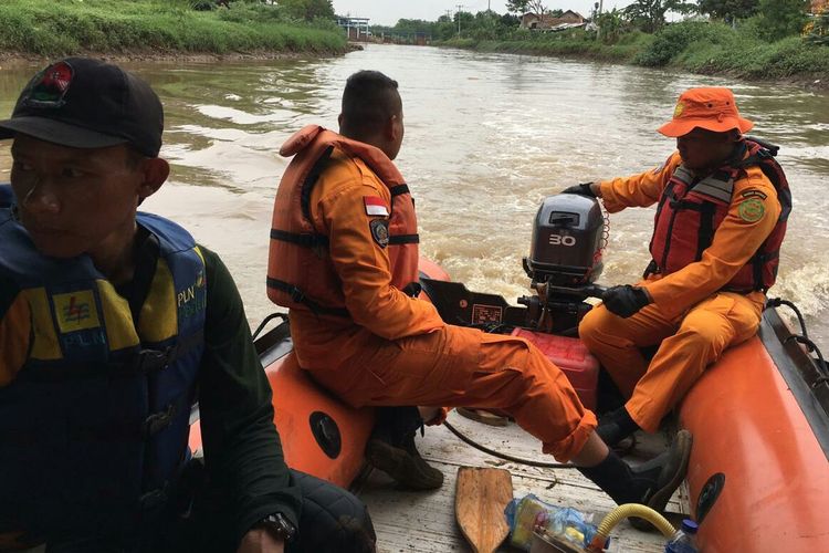 Tim Sar gabungan masih melakukan pencarian korban yang tergelincir ke Sungai Citarik.