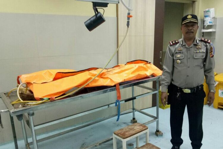 tampak jasad mayat pelaku begal yang ditembak mati polisi lantaran melakukan perlawanan dengan menggunakann golok ke arah petugas.