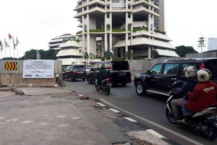 Pengurangan jalur pada Jalan Dr. Satrio menuju Jalan Jenderal Sudirman arah Blok menyebabkan kendaraan menumpuk untuk melintas. Foto diambil Jumat (11/1/2019).