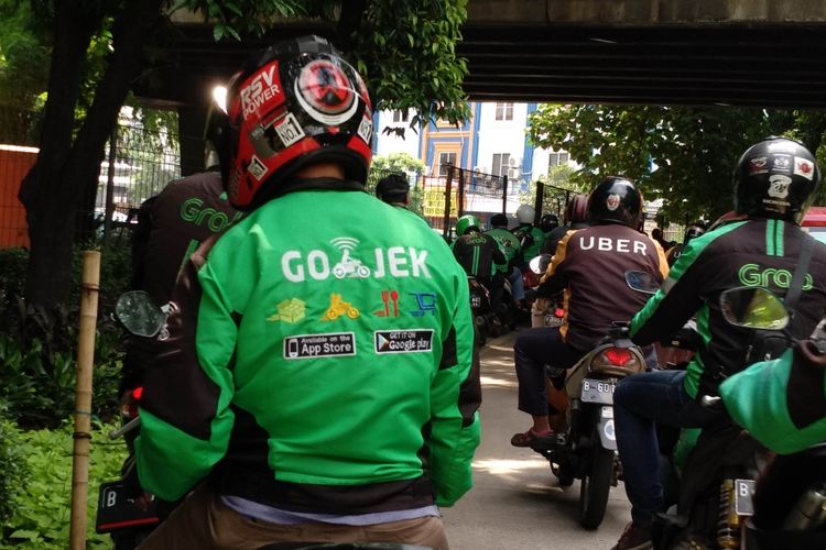 Ojek Online yang manggkal di bawah kolong flyover dekat Stasiun Tebet