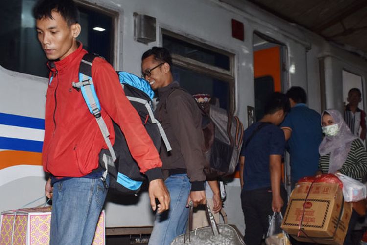 Sejumlah penumpang turun dari Kereta Api (KA) di Stasiun (KA) Madiun, Jawa Timur, Senin (3/6/2019). Pada H-2 Lebaran 2019 bertepatan Senin (3/6/2019) yang diperkirakan merupakan puncak arus mudik Lebaran, Stasiun KA Madiun dipadati penumpang. 