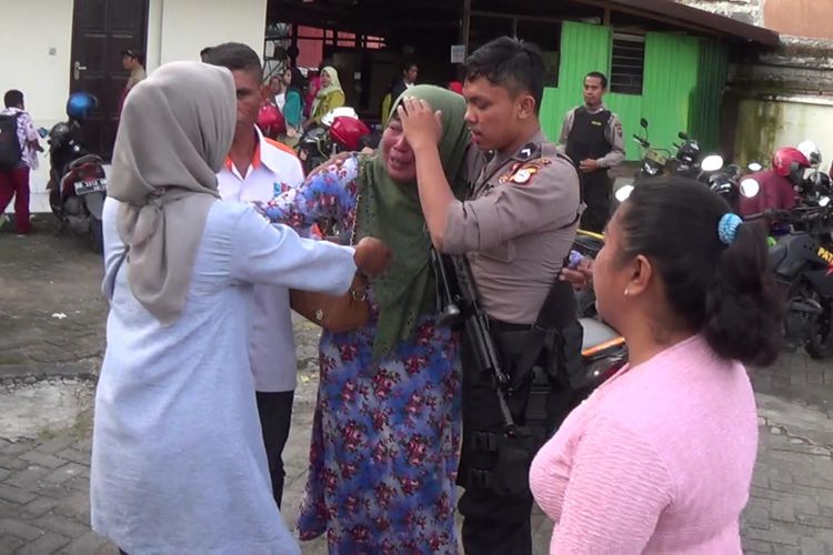 Aparat kepolisian berupaya menenangkan keluarga korban pembunuhan yang mengamuk di Pengadilan Negeri Sungguminasa, Kabupaten Gowa, Sulawesi Selatan Selatan, Rabu, (3/1/2018). 
