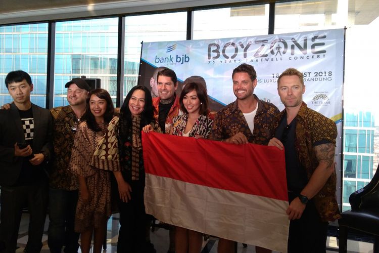 Grup vokal Boyzone berfoto bersama tim promotor dalam konferensi pers Boyzone 25 Years Farewell Concert. 