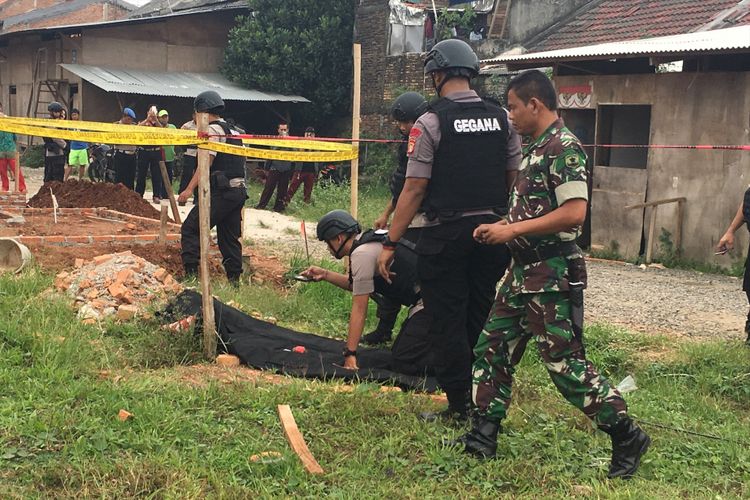 Ditemukan satu buah granat di tempat pembangunan perum Telaga Bening, di wilayah Bekasi Utara, Selasa (18/7/2017).