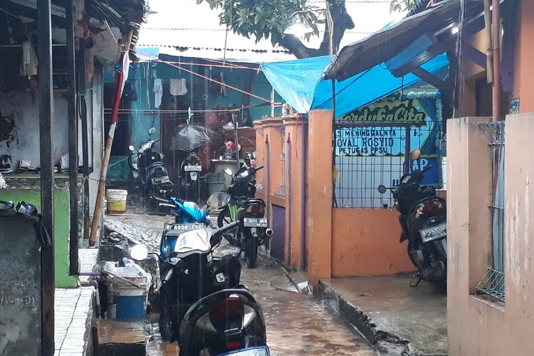 Tampak suasana kediaman Naufa Rosyid (24), petuga kebersihan yang tewas ditabrak pengendara motor di Pasar Rebo, Jakarta Timur, Minggu (31/3/2019).
