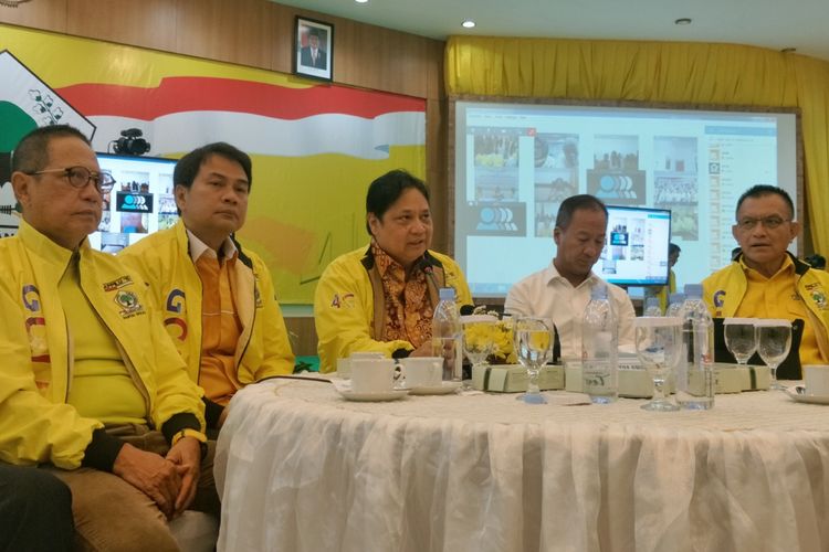 Ketua Umum Partai Golkar Airlangga Hartarto saat ditemui di kantor DPP Partai Golkar, Slipi, Jakarta Barat, Selasa (16/4/2019).