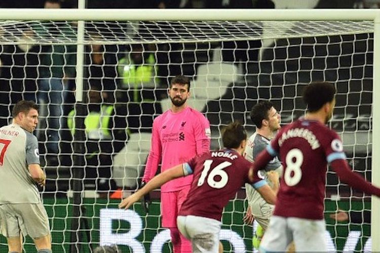 Alisson Becker tampak kecewa seusai gawangnya dijebol Michail Antonio pada pertandingan West Ham United vs Liverpool di Stadion London dalam lanjutan Liga Inggris, 4 Februari 2019. 