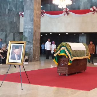 Upacara penghormatan terakhir Senator DKI Jakarta, AM Fatwa di Kompleks Parlemen, Senayan, Jakarta, Kamis (14/12/2017).