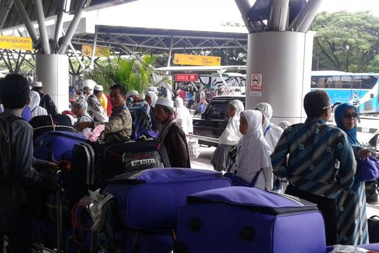 Ilustrasi umrah: Rombongan umrah di Terminal 3 Bandara Soekarno-Hatta, Jumat (20/2/2015), membatalkan perjalanannya dengan maskapai Lion Air dengan jadwal penerbangan jam 15.30 WIB. 