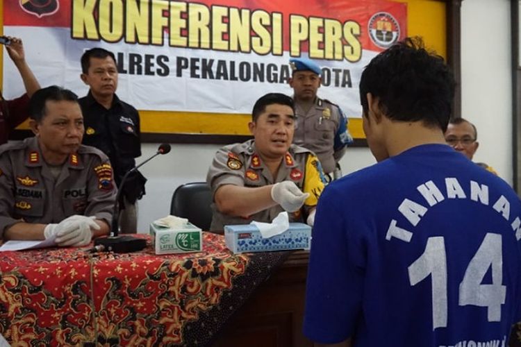F tersangka kasus pembakaran mobil Toyota Agya di Pekalongan, Jawa Tengah saat diinterogasi di Polres Pekalongan Kota.