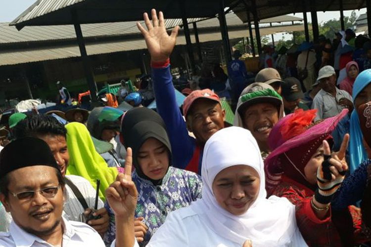 Khofifah Indar Parawansa (tengah) saat berkunjung ke Pasar Ikan Lamongan, Sabtu (28/4/2018).