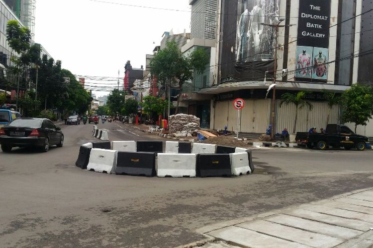 14 buah beton pembatas dipasang melingkar di tengah pertigaan Jalan Pintu Air Raya, Pasar Baru, Jakarta Pusat, Kamis (25/1/2018). Lingkaran beton pembatas itu dipasang untuk memperlancar sirkulasi lalin di pertigaan jalan tersebut.