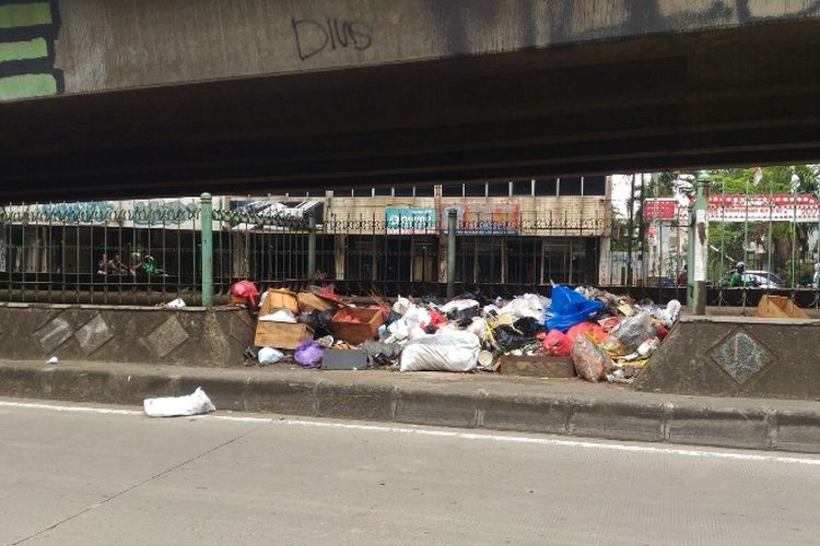 Sampah berserakan di bawah jalan layang Ciputat, Tangsel, Kamis (22/2/2018).