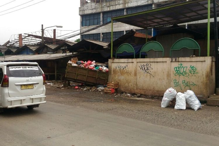 Keberadaan tempat pembuangan sampah (TPS) sementara membuat jalan di sekitar Pasar Cimanggis, Ciputat, Tangsel diselimuti bau tak sedap. Foto diambil Kamis (22/2/2018).