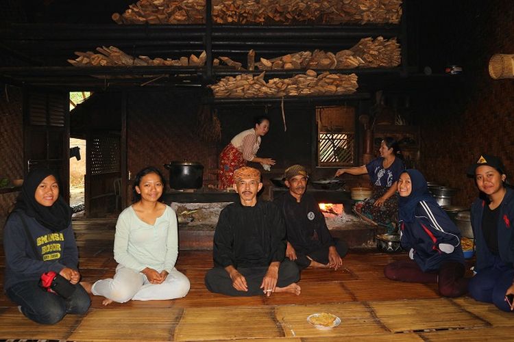 Ruangan dilengkapi perapian di Imah Gede menghangatkan para anggota Tim Arung Jeram Mapala UI yang sebelumnya kehujanan (30/1/2018). Tim mengunjungi Kasepuhan Ciptamulya untuk meminta ijin adat dalam rangka mengarungi Sungai Cibareno.