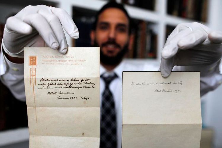 Dua buah catatan kertas ditulis langsung oleh Albert Einstein dengan pena berhasil terjual Rp24,4 miliar dalam sebuah lelang. (CNN)