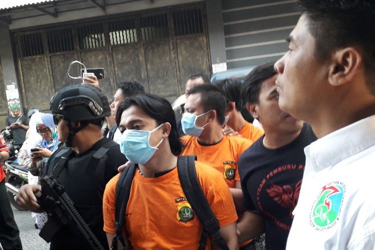 Polisi mengungkap tiga bandar narkoba yaitu BL (24), BP (28) dan YS (25) di Jembatan Besi, Tambora, Jakarta Barat pada Senin (8/10/2018). 