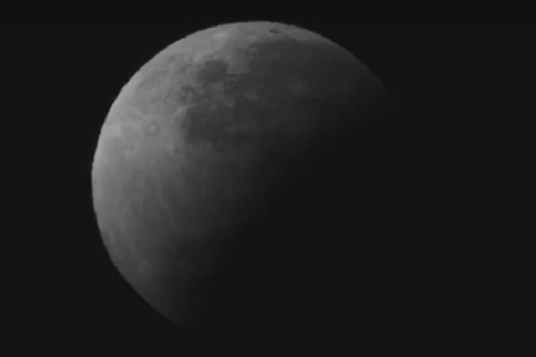 Foto atau wajah gerhana bulan sebagian pada Rabu (17/7/2019) mendekati akhir gerhana. 