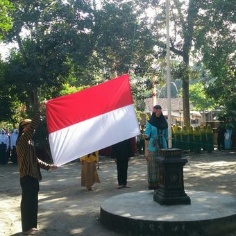 Petugas upacara bendera di Ndalem Pojok, Desa Pojok, Kecamatan Wates, Kabupaten Kediri, Jawa Timur, Rabu (17/8/2017), menutup mata dengan kain sebagai protes sejarah.