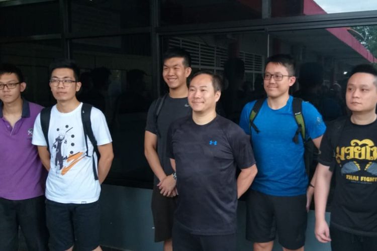 Chris Leong warga negara asal Malaysia bersama rekannya ketika berada di Rutan Pakjo Palembang, setelah diserahkan oleh pihak Imigrasi, Selasa (15/1/2019).