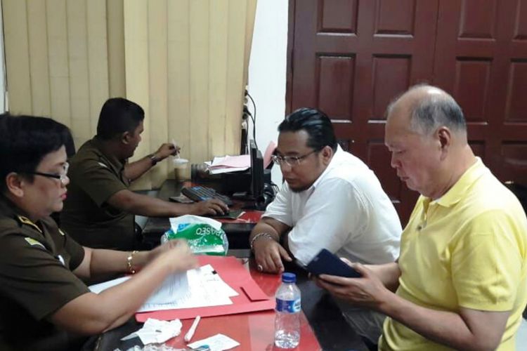 M (kaos kuning) dan RA saat menjalani pemeriksaan di Kejati Sumut, Kamis (26/7/2018). 