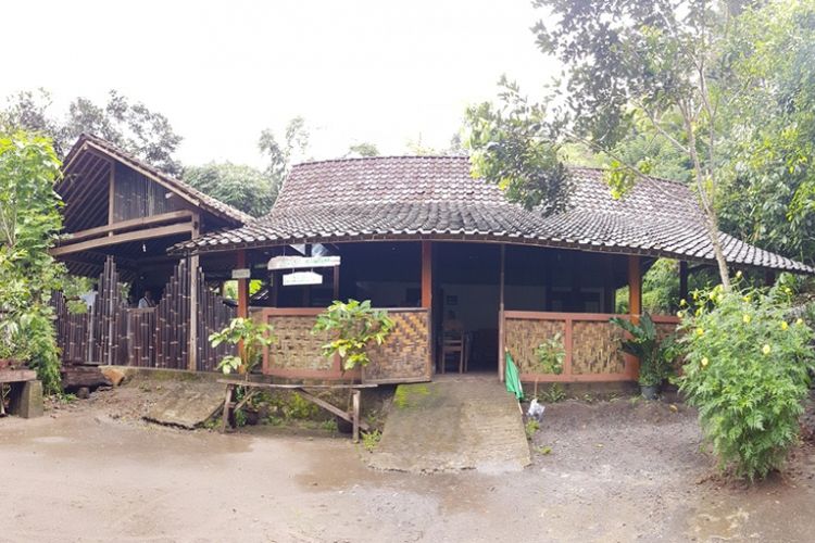 Kedai Kopi Kerug Batur, Dusun Kerug Batur, Desa Majaksingi, Kecamatan Borobudur, Kabupaten Magelang, Jawa Tengah, Selasa (30/1/2018).