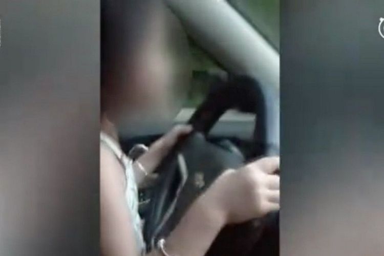 Dalam potongan gambar video, seorang anak berusia enam tahun menyetir di jalan pedesaan di China. Orangtua bocah itu mendapat denda setelah video mereka menjadi viral.