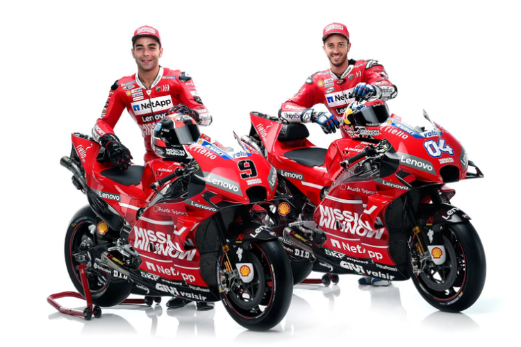 Duet pebalap Andrea Dovizioso dan Danilo Petrucci saat menghadiri peluncuran motor balap baru tim Ducati MotoGP untuk musim 2019, di Philip Morris R&D Cube, Neuchatel, Swiss pada Jumat (18/1/2019) petang atau Sabtu (19/1/2019) pukul 24.00 WIB.