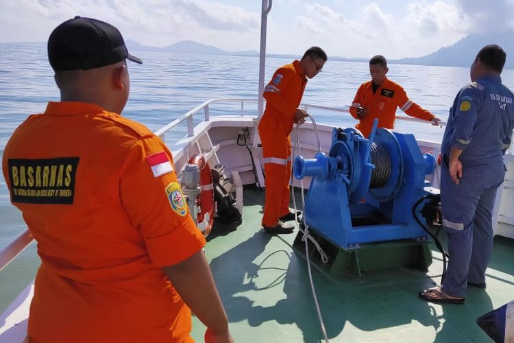 Personil Tim SAR Semenatar Melakukan Pencarian di Lokasi Tenggelamnya KM Pieces (2/7/2019)