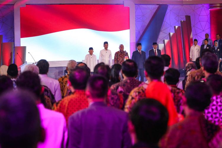 Pasangan calon presiden dan wakil presiden nomor urut 1, Joko Widodo dan Maruf Amin (kiri) beserta pasangan calon presiden dan wakil presiden nomor urut 2, Prabowo Subianto dan Sandiaga Uno (kanan) menyanyikan lagu indonesia raya sebelum debat pilpres pertama di Hotel Bidakara, Jakarta Selatan, Kamis (17/1/2019). Tema debat pilpres pertama yaitu mengangkat isu Hukum, HAM, Korupsi, dan Terorisme.