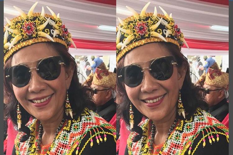 Menteri Kelautan dan Perikanan Susi Pudjiastuti mengenakan pakaian adat Dayak saat hadir dalam upacara peringatan Detik-detik Proklamasi di Istana Merdeka, Kamis (17/8/2017).